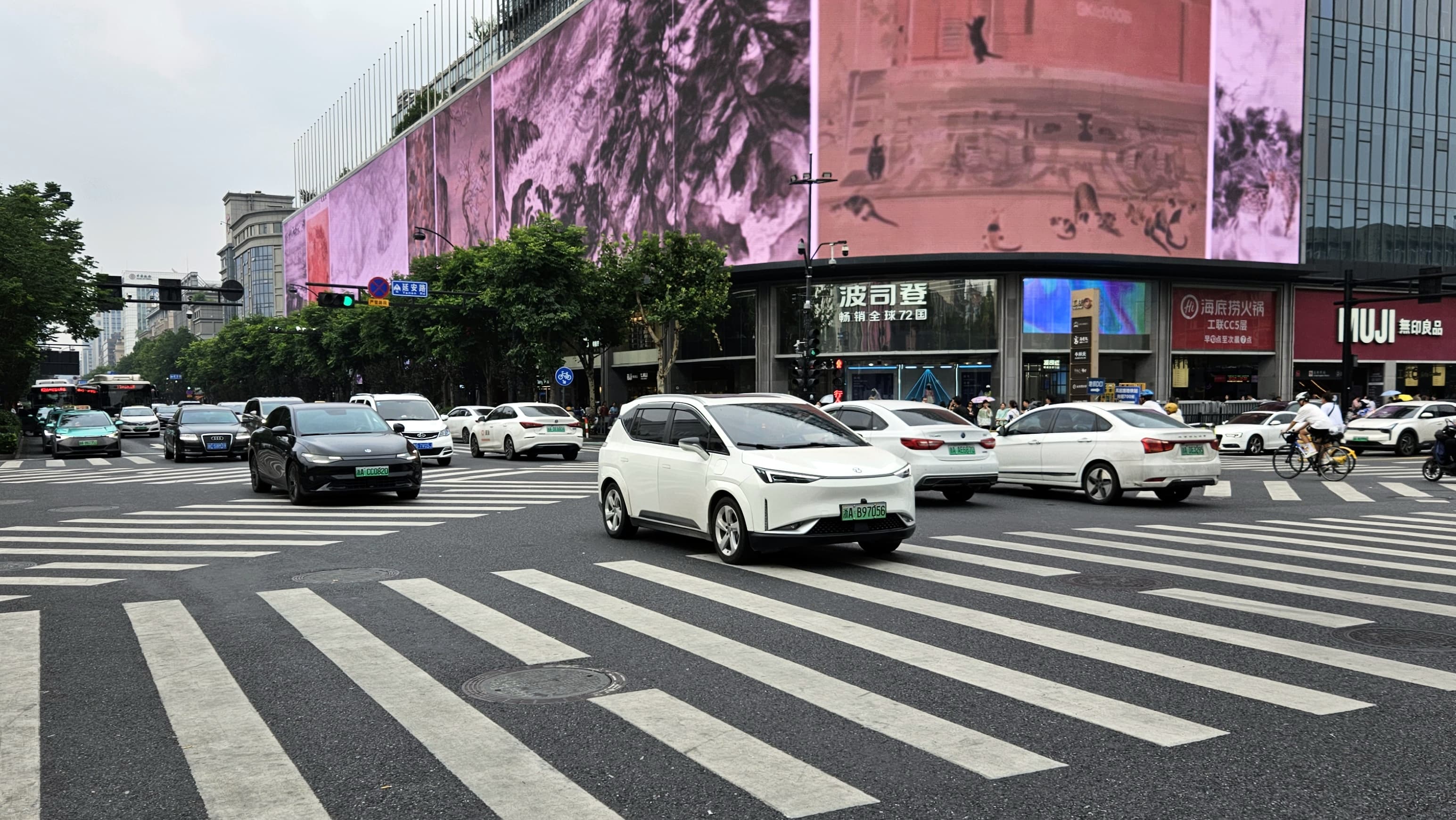 A Implacável Consolidação: Dezenas de Fabricantes Chinesas à Beira da Falência até 2026