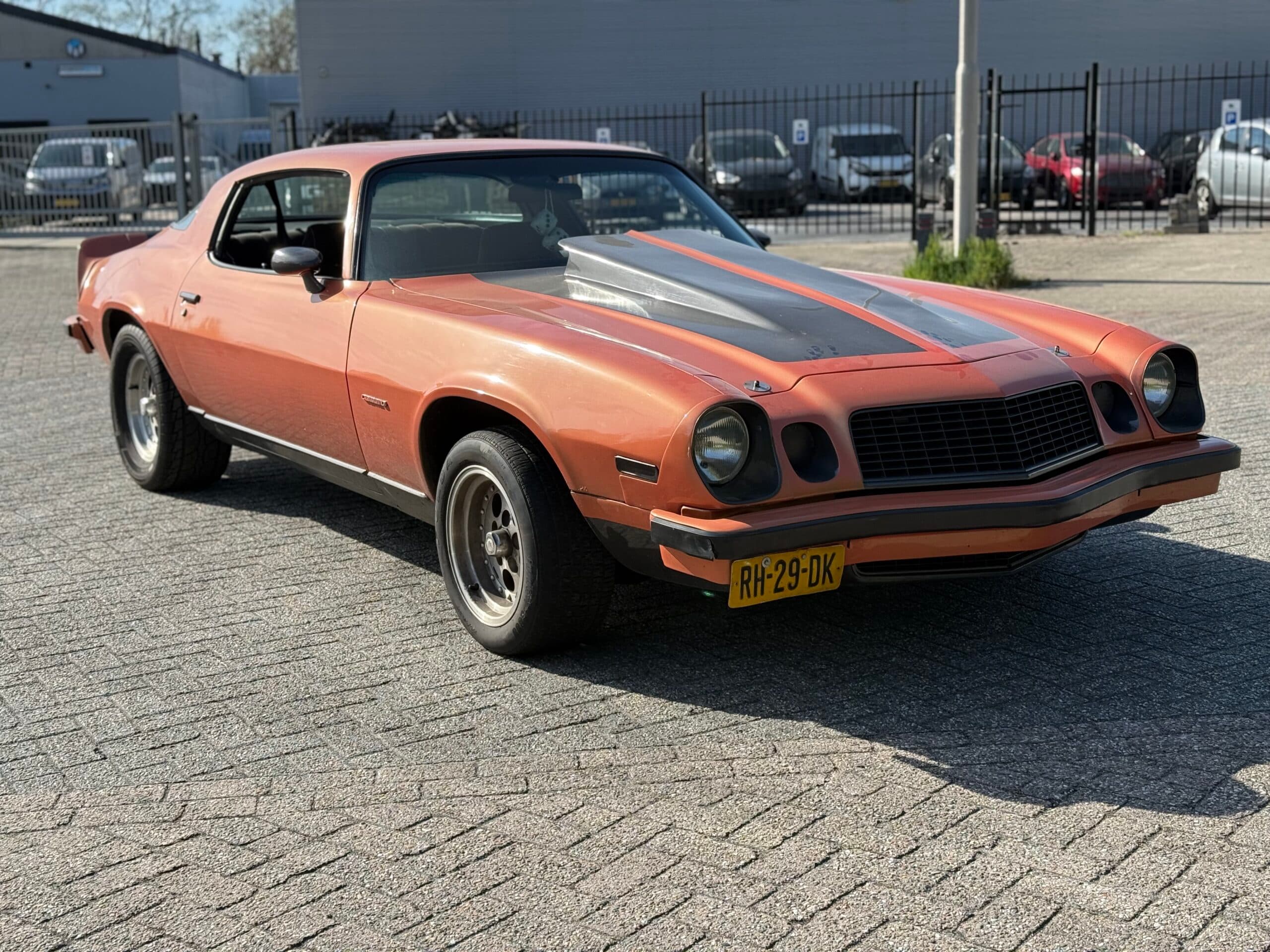 O **Camaro 79** que trocou as pistas pelo campo de batalha: uma lenda de performance e resiliência