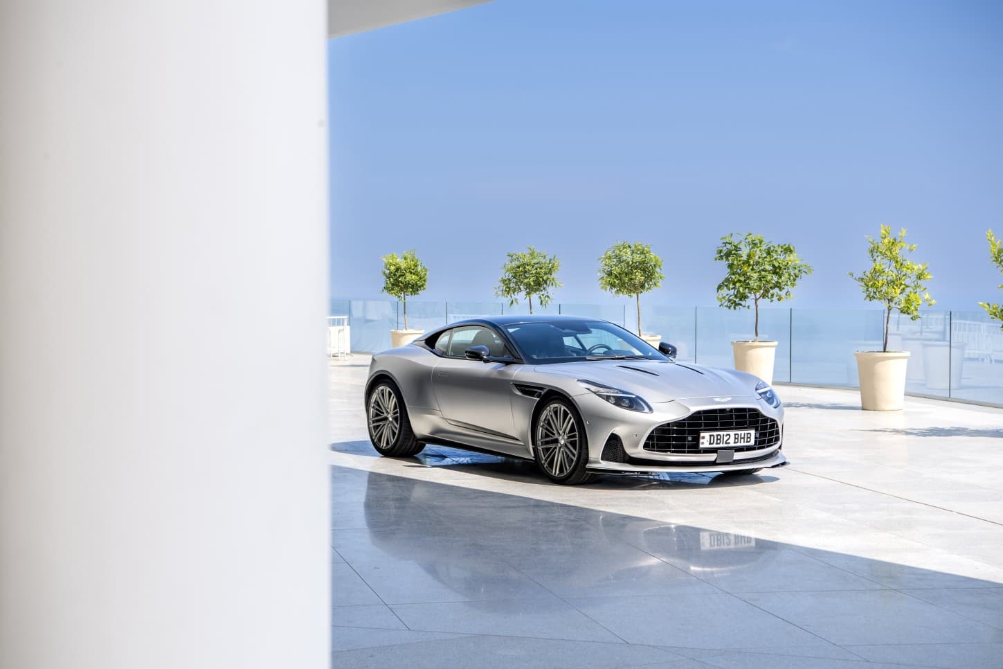 Foto do Aston Martin DB12