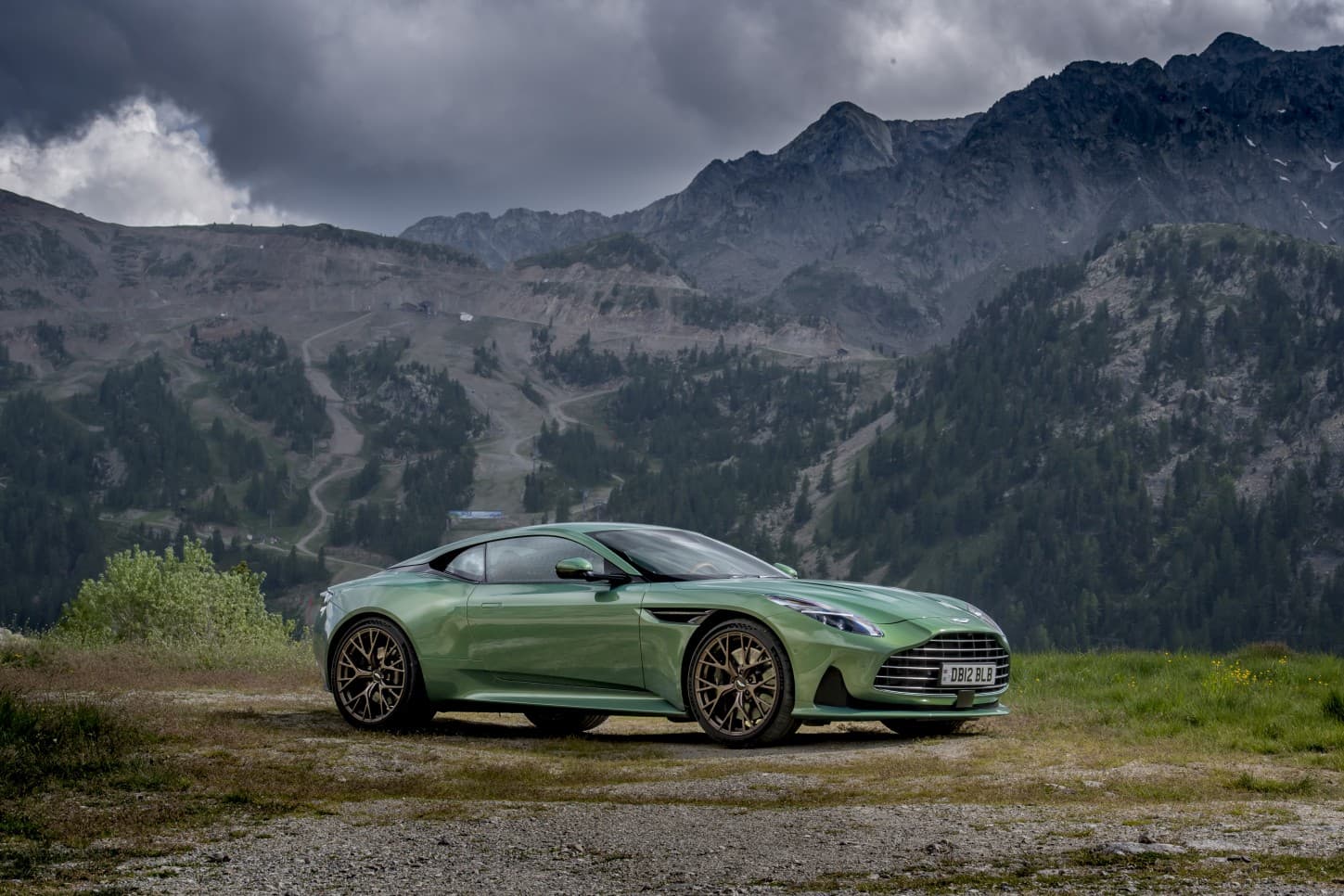 Foto do Aston Martin DB12